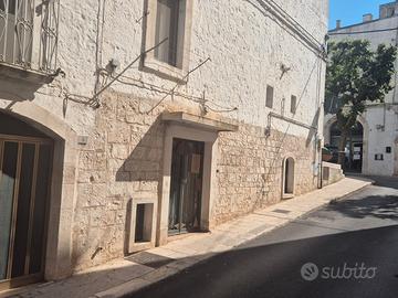 Locale in pietra di 113 mq con doppio ingresso