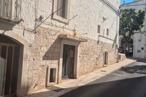 Locale in pietra di 113 mq con doppio ingresso