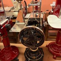 Affettatrice antica a volano