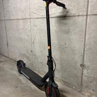 Monopattino elettrico 25kmh con ruote a nido d'ape