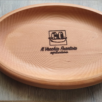 Piatto in legno con logo al centro