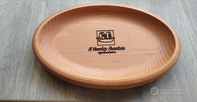 Piatto in legno con logo al centro
