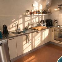 Cucina completa con tavolo e sedie