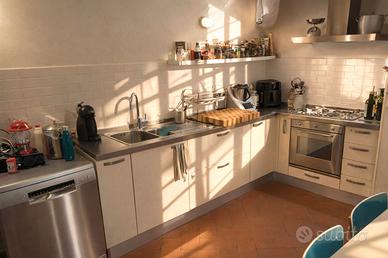 Cucina completa con tavolo e sedie