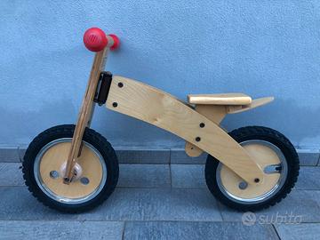 Bicicletta in legno senza pedali