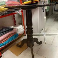 Vecchio tavolo in legno da restaurare