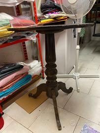 Vecchio tavolo in legno da restaurare