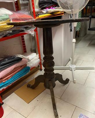 Vecchio tavolo in legno da restaurare