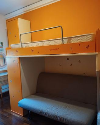 Cameretta singola con letto a soppalco