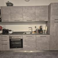Cucina con elettrodomestici