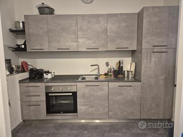 Cucina con elettrodomestici