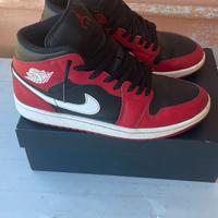 Nike Air Jordan 1 Mid Rosse e Nere