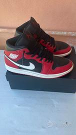 Nike Air Jordan 1 Mid Rosse e Nere