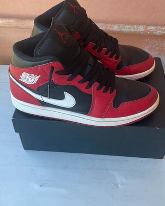 Nike Air Jordan 1 Mid Rosse e Nere