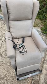 poltrona elettrica reclinabile con poggiapiedi.