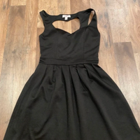 Abito strutturato con cut out a cuore