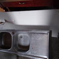 Lavello e parete salva muro