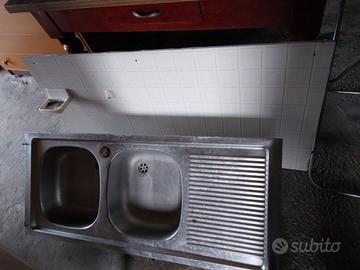 Lavello e parete salva muro