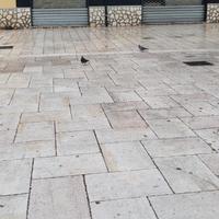 Locale commerciale 80 mq con 2 vetrine su piazza