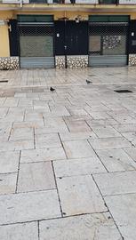 Locale commerciale 80 mq con 2 vetrine su piazza