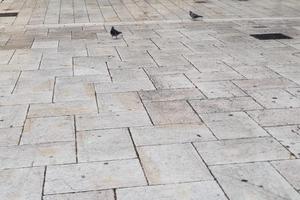 Locale commerciale 80 mq con 2 vetrine su piazza