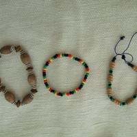 Bracciali in corda e legno e bigiotteria