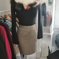 Completo gonna beige tubino con t-shirt nera