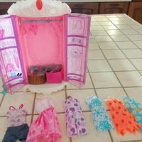 armadio di Barbie con accessori 