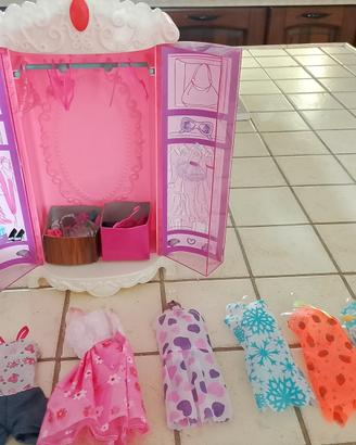 armadio di Barbie con accessori 