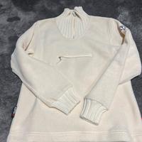 Felpa color panna con collo alto a zip