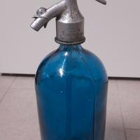 vecchio celtz in vetro blu