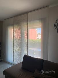 Tenda a pannelli con binario e tenda a pacchetto