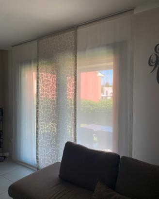 Tenda a pannelli con binario e tenda a pacchetto