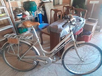 bici da uomo o donna e bambino/a