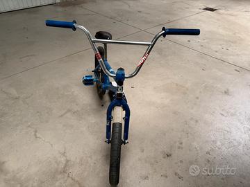 BMX freestyle con pedalata inversa