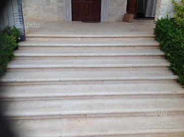 Stupendi scalini lavorati a mano in pietra massell