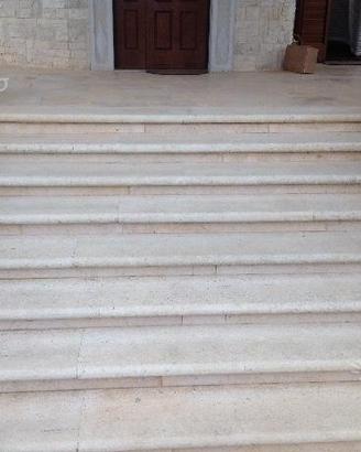 Stupendi scalini lavorati a mano in pietra massell