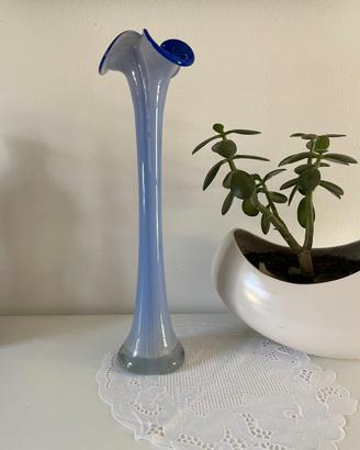 Splendido vaso in vetro a forma di fiore