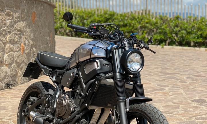 XSR 700 Yamaha - con scarico, fanale e sella top