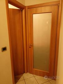 5 porte tra cui 3 in legno e 2 con vetro