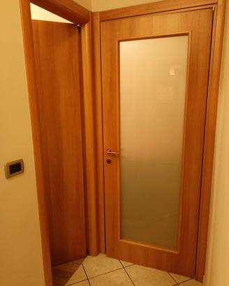 5 porte tra cui 3 in legno e 2 con vetro