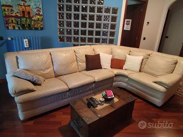 Divano in pelle beige Natuzzi con letto matrimonia