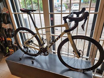 Bicicletta da Gravel Giant Revolt come  nuova L