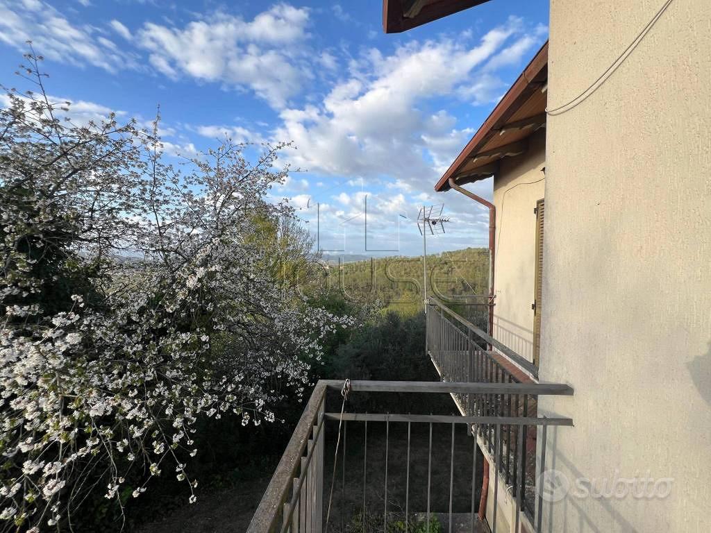 Rustico / Casale di 90 m² con 4 locali e box auto - Altro