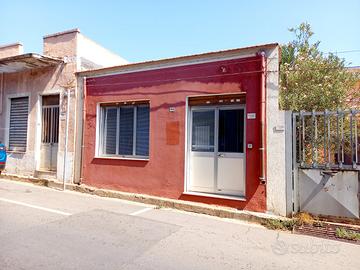 Locale commerciale con piccolo cortile