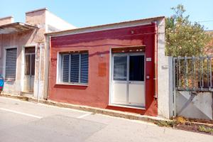 Locale commerciale con piccolo cortile