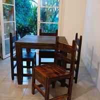 Tavolo in legno massiccio intagliato con 4 sedie