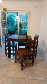 Tavolo in legno massiccio intagliato con 4 sedie