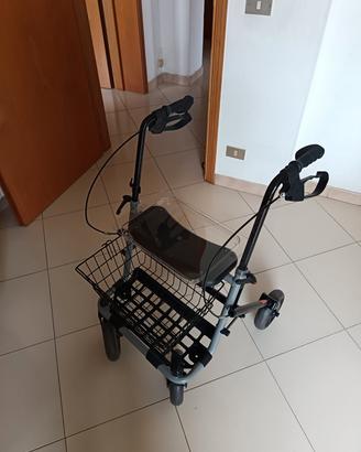 Rollator pieghevole come nuovo mai usato