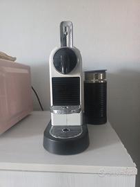 Macchina da caffè Nespresso con montalatte
